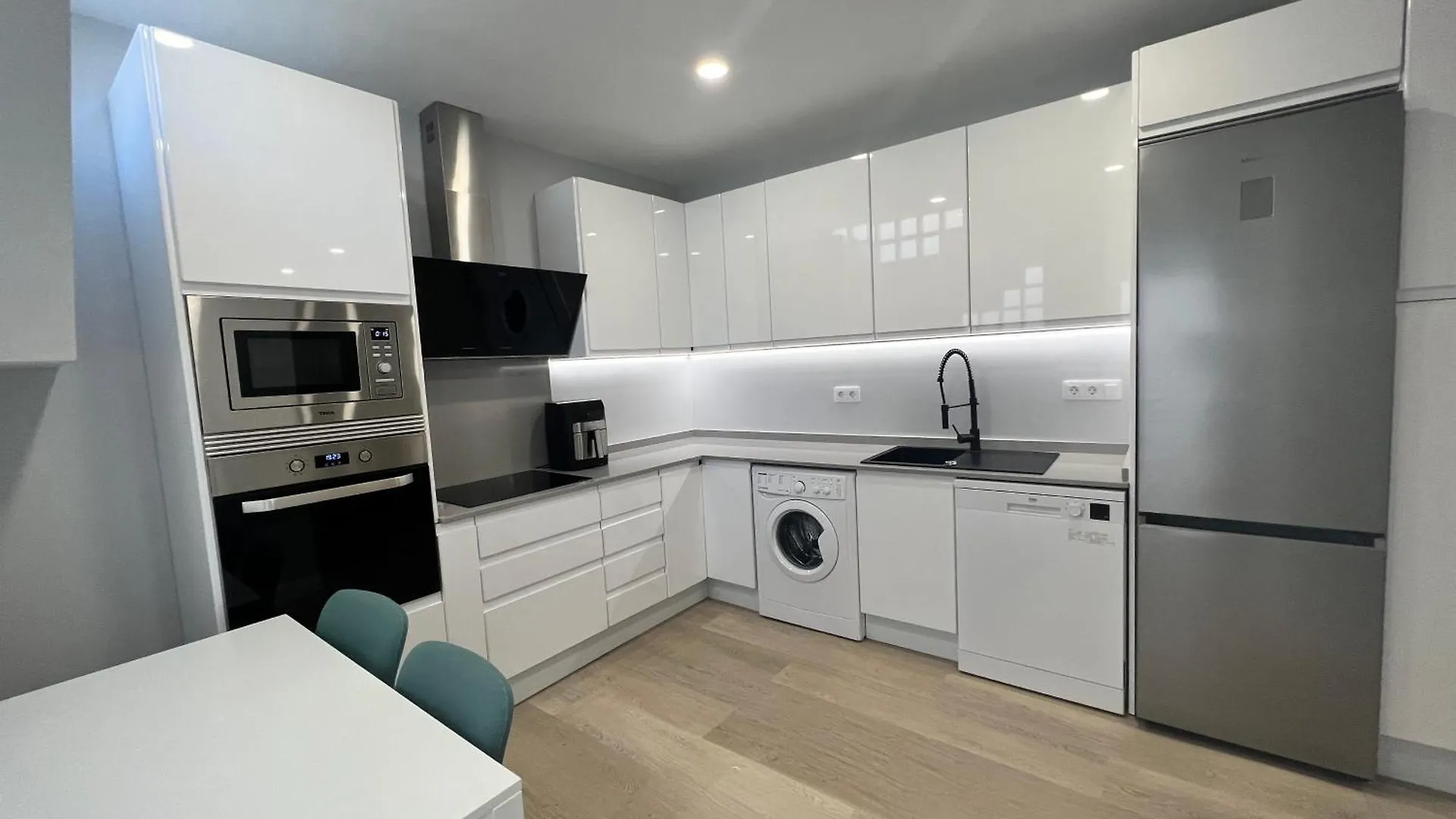 Дом отдыха Modern Duplex Next To The Beach! Малага